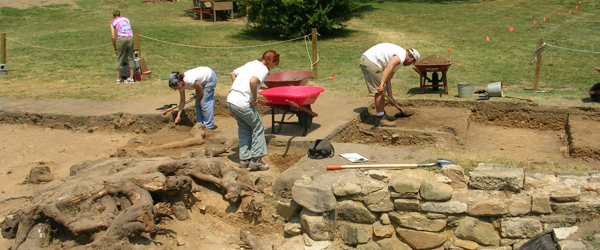 What should be taught in an archaeology field school?